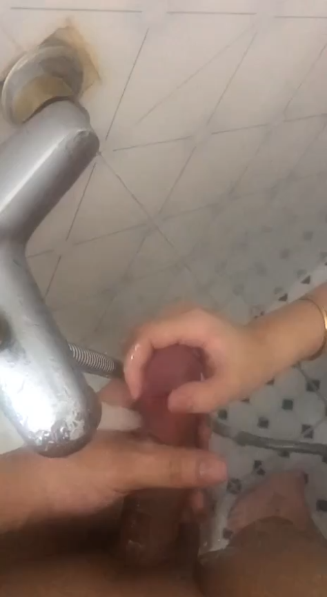 Chịch Lồn Ướt Sũng Trong Buồng Tắm Nóng Bỏng