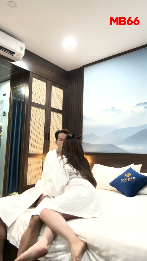 Clip nóng nữ nhân viên bán hàng MB66 ngoại tình cuồng nhiệt cùng người yêu cũ trong khách sạn