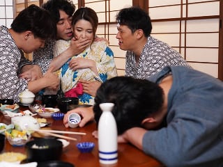 Đưa vợ đi suối nước nóng, chồng vô tư không hay vợ bị người lạ địt sấp mặt ngay bên cạnh.